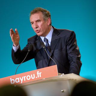 Lors d'une rencontre avec des étudiants, François Bayrou a fait la douloureuse expérience du "fact-checking". [AFP - Bertrand Langlois]