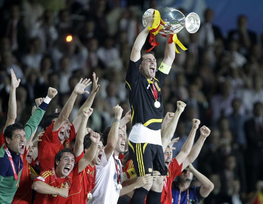 Spain's Iker Casillas celebrates with the trophy after the Euro 2008 final between Germany and Spain in the Ernst-Happel stadium in Vienna, Austria, Sunday, June 29, 2008, the last day of the European Soccer Championships in Austria and Switzerland. (KEYSTONE/AP Photo/Frank Augstein) [Frank Augstein]