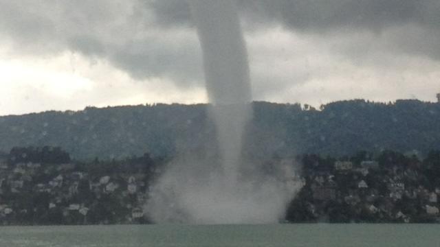 Une trombe d'eau ne se forme qu'une fois par année en Suisse. [Twitter - Mainak Dhar]