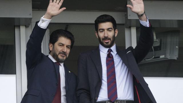 Majid Pishyar et son fils, Ehsan, au Stade de Genève. La famille va-t-elle céder le club? [Denis Balibouse]