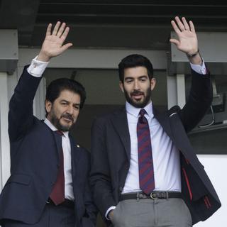 Majid Pishyar et son fils, Ehsan, au Stade de Genève. La famille va-t-elle céder le club? [Denis Balibouse]
