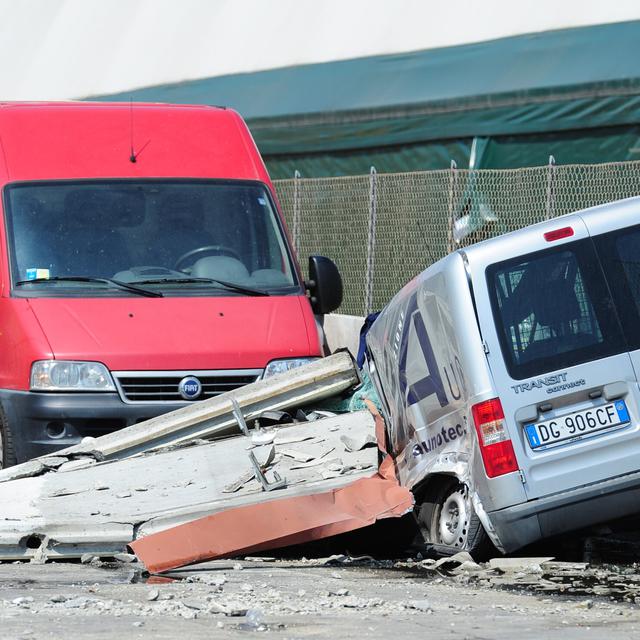 A Mirandola, le séisme a provoqué de gros dégâts dans les rues.