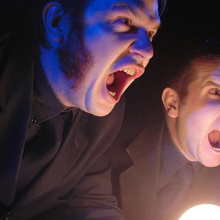 Denis Athimon (à gauche) et Julien Mellano dans le spectacle "Nosferatus". [LDD]