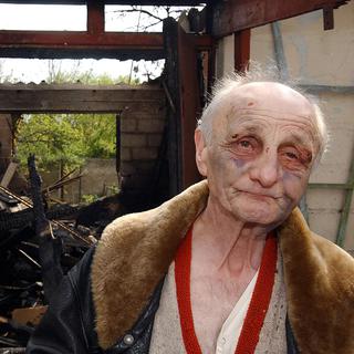 Paul Voise, un septuagénaire d'un quartier populaire d'Orléans, racketté, battu, et dont la maison avait été incendiée avant le premier tour de l'élection présidentielle d'avril 2002. [ALAIN JOCARD]
