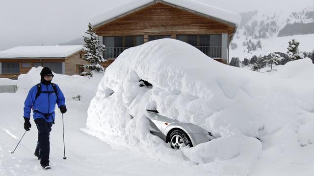 Une importante quantité de neige est tombée en peu de temps à Davos (GR). [Arno Balzarini]