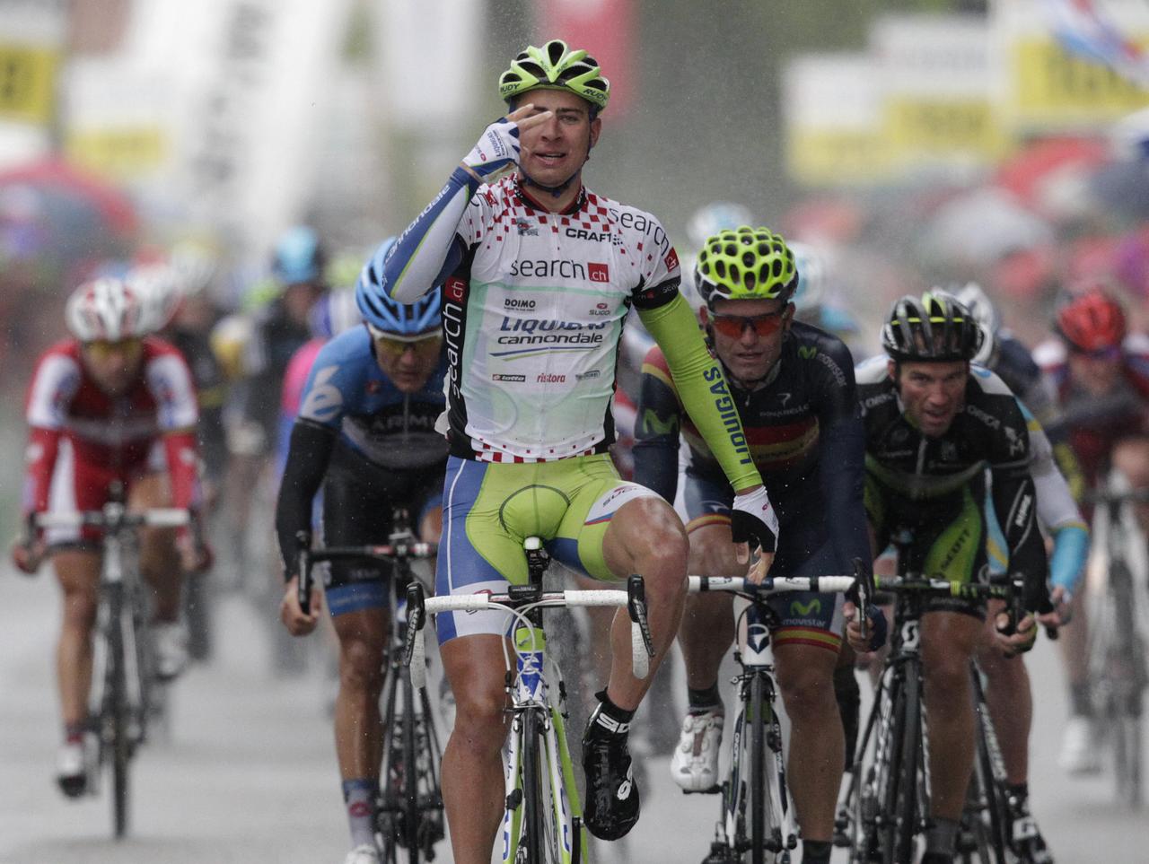 Trois doigts levés comme trois victoires pour Peter Sagan. [Reuters - Denis Balibouse]