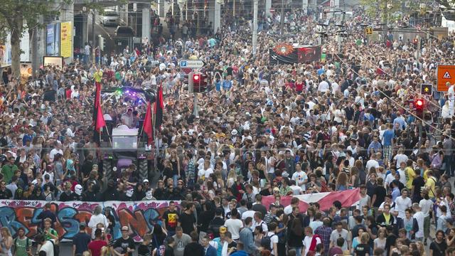 A Berne, des milliers de jeunes ont manifesté samedi soir contre les restrictions imposées au divertissement nocturne dans la capitale. [Peter Klaunzer]