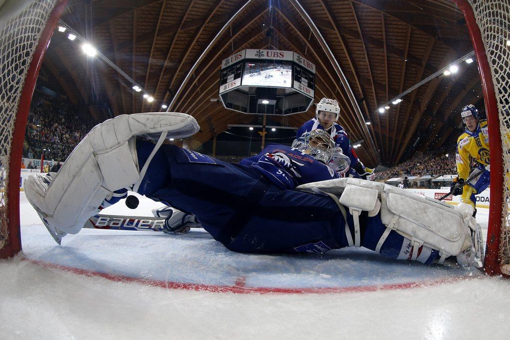 Intraitable face au Team Canada, le portier Endras a vécu une soirée beaucoup plus délicate face à Davos. [KEYSTONE - Salvatore Di Nolfi]