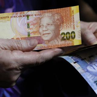 Mardi 6 novembre: le gouverneur de la Banque centrale d'Afrique du Sud, Gill Marcus, présente les nouveaux billets à l'effigie de l'ancien président Nelson Mandela. [Denis Farrell]