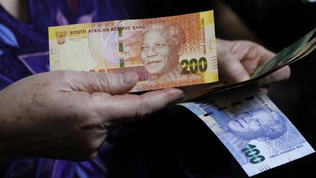 Mardi 6 novembre: le gouverneur de la Banque centrale d'Afrique du Sud, Gill Marcus, présente les nouveaux billets à l'effigie de l'ancien président Nelson Mandela. [Denis Farrell]