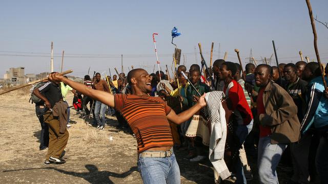 Des mineurs grévistes, le 18 août 2012. [Themba Hadebe]