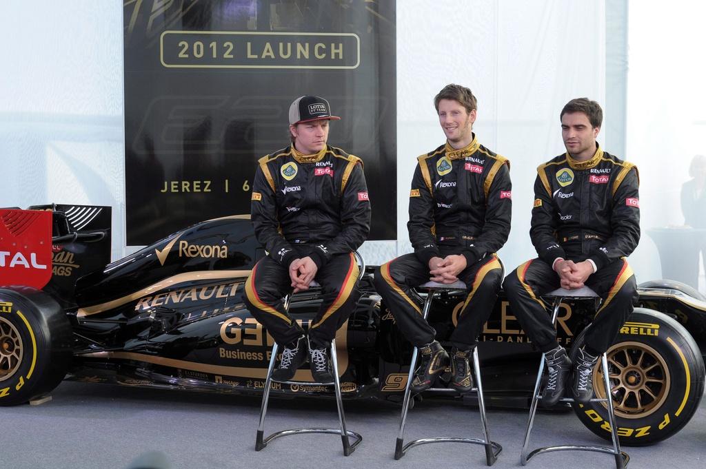 Kimi Räikkönen (à gauche), Romain Grosjean (centre) et Jérôme D'Ambrosio (3e pilote) posent devant la nouvelle Lotus. [Keystone - DAVID EBENER]