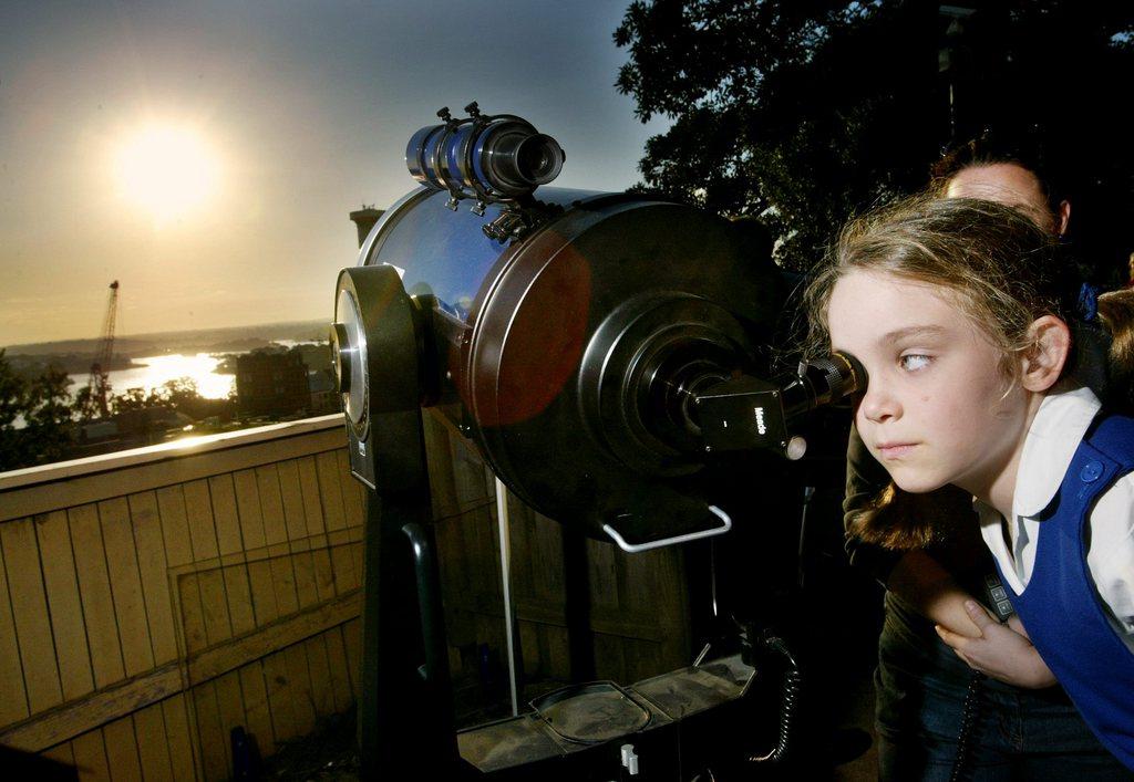 Le passage de Vénus devant le Soleil a pu être observé pour la dernière fois le 8 juin 2004, comme ici à Sydney. [Mark Baker]