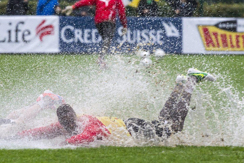 A l'image de Johan Djourou, il a plus été question de water-polo que de football mercredi sur la pelouse de Rapperswil-Jona. [KEYSTONE - ALESSANDRO DELLA BELLA]