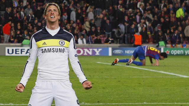 Chelsea's Fernando Torres from Spain, left, celebrates his goal during a Champions League second leg semifinal soccer match against Barcelona at Camp Nou stadium, in Barcelona, Spain, Tuesday, April 24, 2012. Chelsea drew 2-2 with Barcelona to win the match 3-2 on aggregate. (AP Photo/Andres Kudacki) [KEYSTONE - Andres Kudacki]