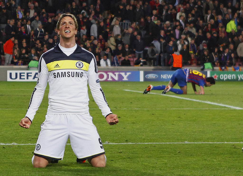 Chelsea's Fernando Torres from Spain, left, celebrates his goal during a Champions League second leg semifinal soccer match against Barcelona at Camp Nou stadium, in Barcelona, Spain, Tuesday, April 24, 2012. Chelsea drew 2-2 with Barcelona to win the match 3-2 on aggregate. (AP Photo/Andres Kudacki) [KEYSTONE - Andres Kudacki]