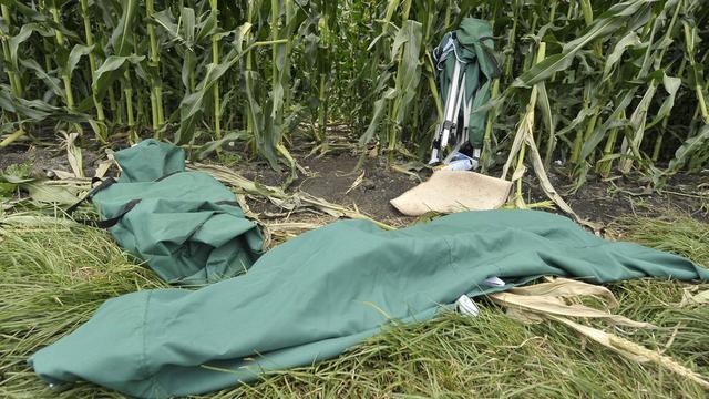 Une tente cassée, laissée en plan après un mariage par des gens du voyage, dimanche 29 juillet 2012 a Collombey-Muraz. [Maxime Schmid]