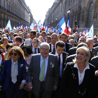 Marine Le Pen à côté de son père Jean-Marie lors du défilé du 1er mai à Paris.