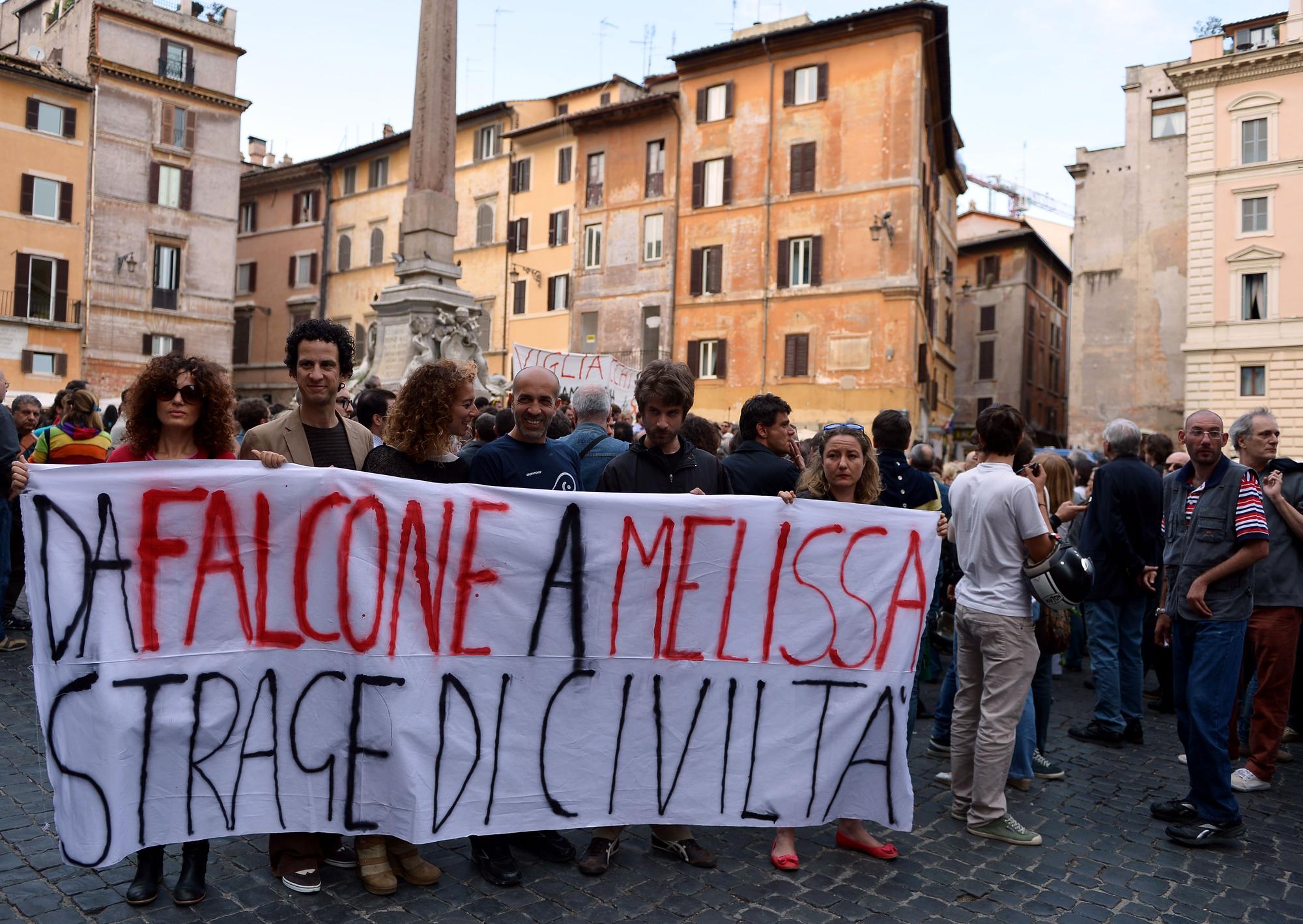 A Rome, plusieurs milliers de personnes se sont réunies pour soutenir la famille de la lycéenne décédée. [AFP - Vincenzo Pinto]