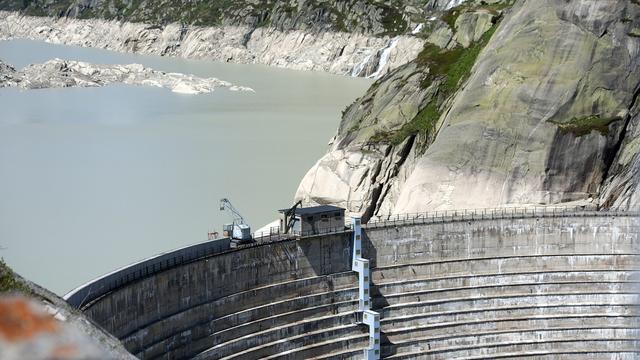 Le Conseil fédéral a accepé le projet de rehaussement de 23 mètres du barrage du Grimsel. [Peter Schneider]