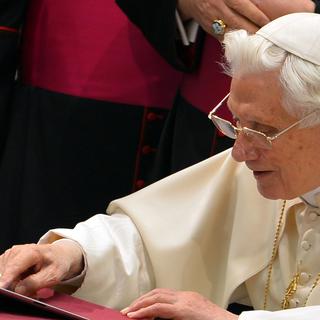 Benoît XVI envoyant son premier twitt à l'aide d'une tablette.
