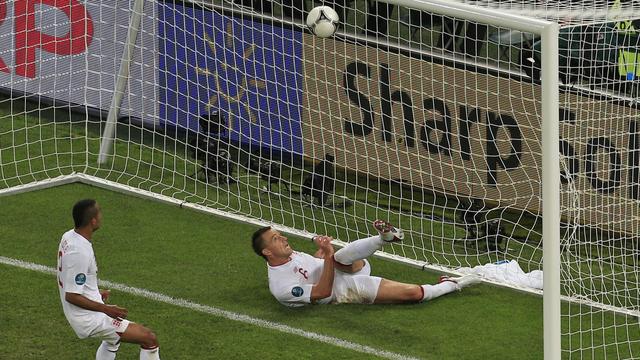 Le recours à la vidéo permettra de déterminer si le ballon a franchi la ligne des buts. [AP - Vadim Ghirda]