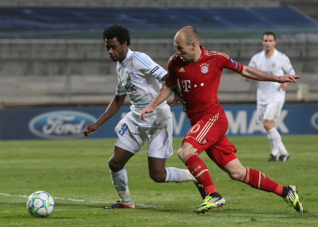 A l'aller, Arjen Robben (en rouge) avait causé bien des misères à l'OM. Le Néerlandais s'apprête à prolonger à Munich. [Keystone - Claude Paris]