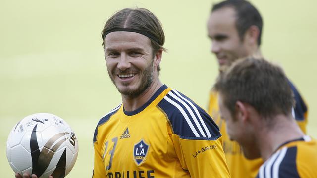 Los Angeles Galaxy's David Beckham (L) holds a ball during practice before their friendly match against the Philippines national football team Azkals at the Rizal Memorial football stadium in Manila December 2, 2011. Major League Soccer champion LA Galaxy is visiting Manila for three days as part of their Asian tour. REUTERS-Cheryl Ravelo (PHILIPPINES - Tags: SPORT SOCCER) [Reuters - Cheryl Ravelo]