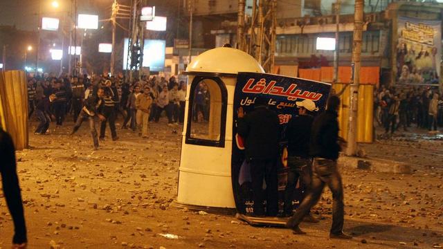 Les émeutiers se sont affrontés à coups de pierres et de cocktails Molotov jusqu'au petit matin, dans les rues proches de la présidence. [KHALED ELFIQI]