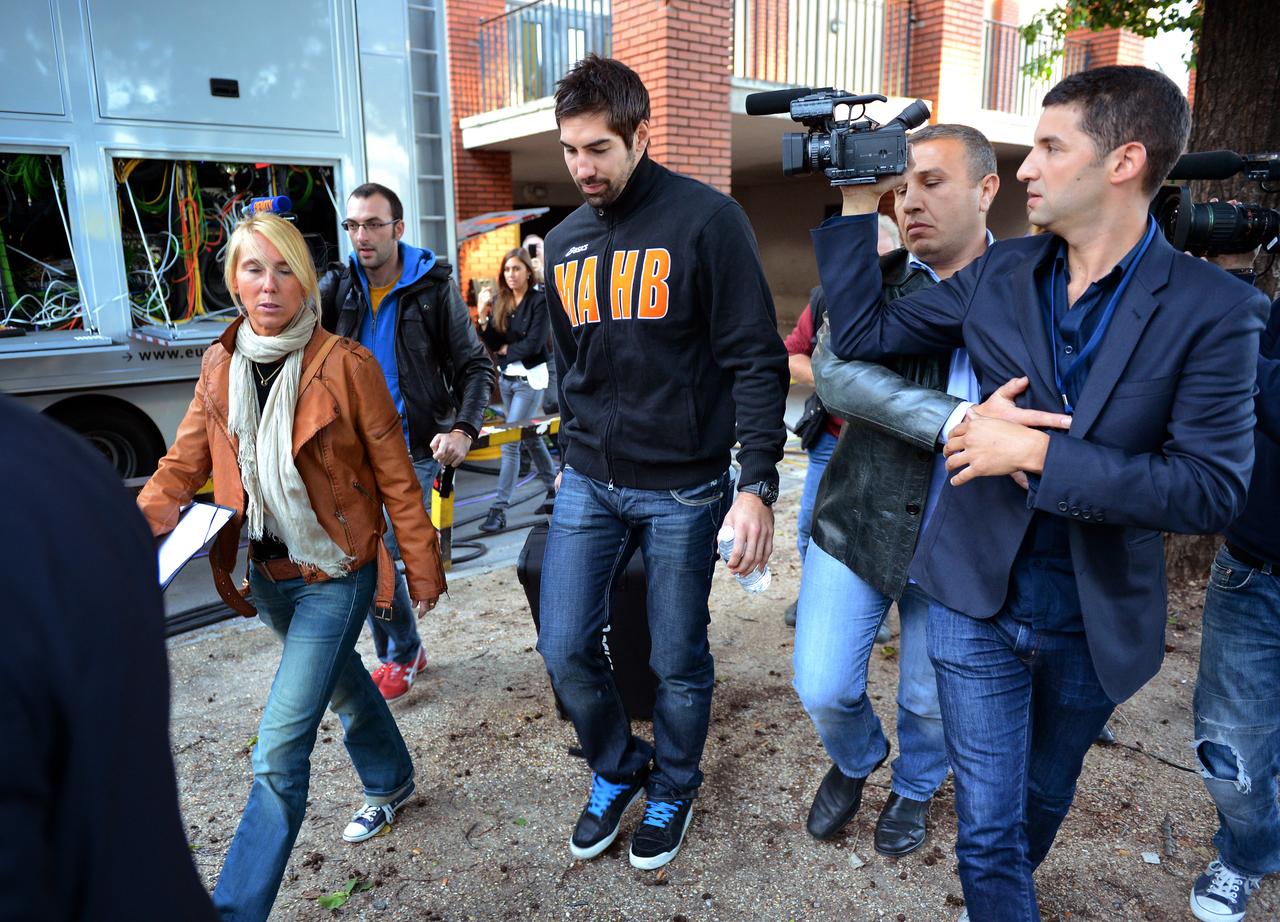 Nikola Karabatic lors de son interpellation dimanche à la sortie du match contre le PSG à Paris. [FRANCK FIFE]