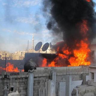 L’image, transmise par le LCC Syria le 22 février, représenterait un feu sur un toit de Homs pendant les bombardements. [LCC SYRIA]