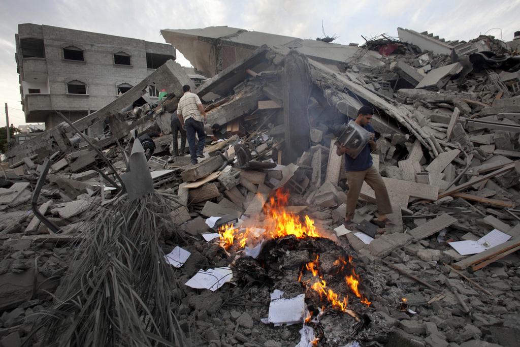 Des Palestiniens sur un site bombardé au centre de Gaza. [KEYSTONE - Bernat Armangue]