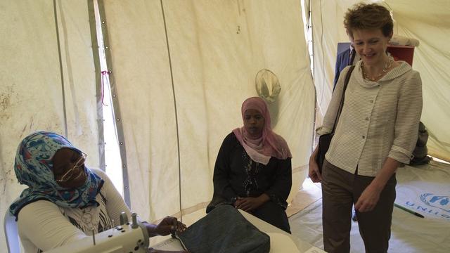 Simonetta Sommaruga, en visite officielle en Tunisie, a visité un important camp de réfugiés à la frontière libyenne. [Lukas Lehmann]
