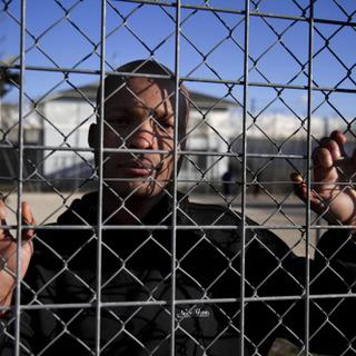 La Suisse pourrait durcir la loi sur l'asile (image tirée du film "Vol spécial"). [RTS - Fernand Melgar]