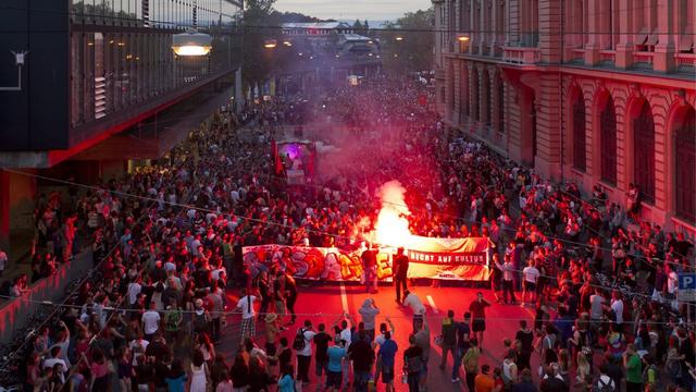 Des milliers de jeunes gens ont participé à un défilé festif et musical dans les rues de Berne, le 2 juin 2012. [Peter Klaunzer]