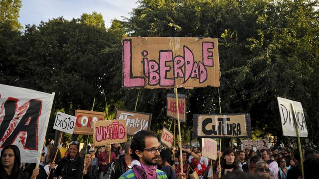 Samedi, les manifestants portaient des affiches sur lesquelles on pouvait lire "Liberté", "Culture" et "Existence" sur la place d'Espagne, à Lisbonne.