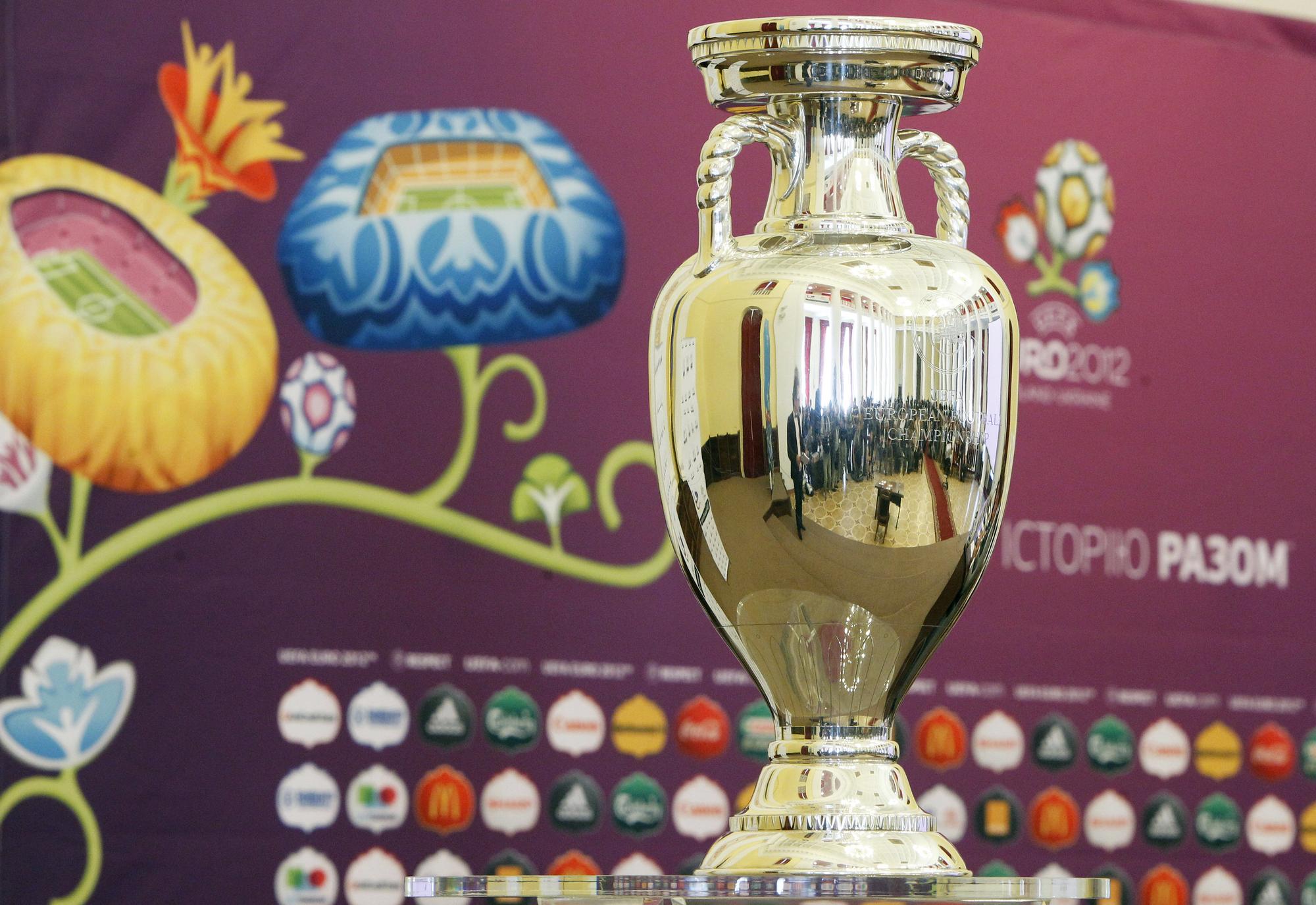 The Euro 2012 trophy is seen during its presentation ceremony before a parade through the streets of Kiev May 11, 2012. Kiev is set to host the final match of the Euro 2012 soccer tournament. (Trophy - Euro 2012) REUTERS/Gleb Garanich (UKRAINE - Tags: SPORT SOCCER) [REUTERS - Gleb Garanich]
