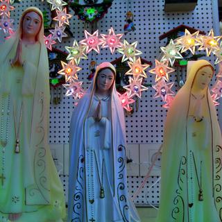 Des souvenirs pour les pèlerins se rendant à Lourdes. [BILDAGENTUR RM / TIPS / PHOTONONSTOP]