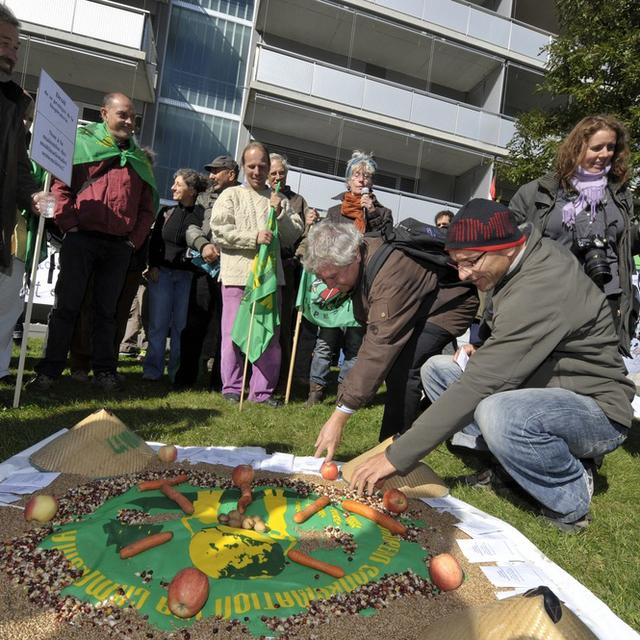 Octobre 2011, des membres d'Uniterre et de La Via Campesina manifestent pour la reconnaissance du droit des paysans de ressemer et d'échanger librement leurs semences. [KEYSTONE - Martial Trezzini]