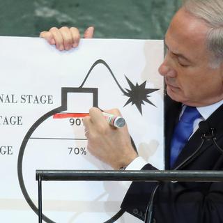 Benjamin Netanyahou fixe "la ligne rouge" devant l'assemblée générale de l'ONU ce 27.09.2012. [Getty Images/AFP - Mario Tama]