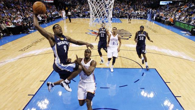 Tony Allen prend de vitesse Serge Ibaka pour s'offrir un dunk lors du 3e quart-temps de la rencontre Oklahoma-Memphis. [Sue Ogrocki]