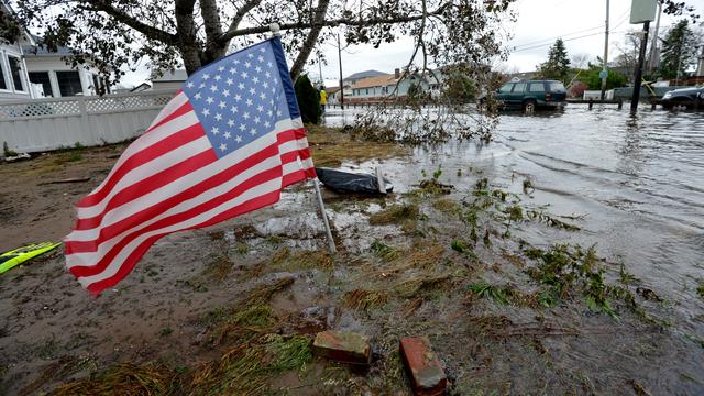 Les deux candidats à la Maison Blanche doivent adapter leur campagne suite à l'ouragan Sandy. [Stan Honda]