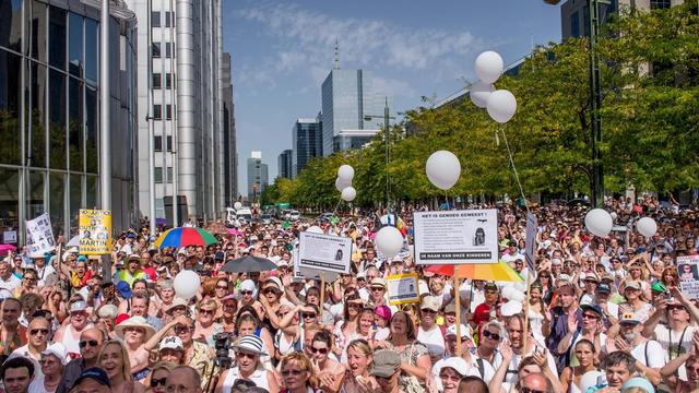 Plusieurs milliers de manifestants ont protesté le 19 août 2012 à Bruxelles contre la libération de l'ex-femme de Marc Dutroux. [Geert Vanden Wikingaert]