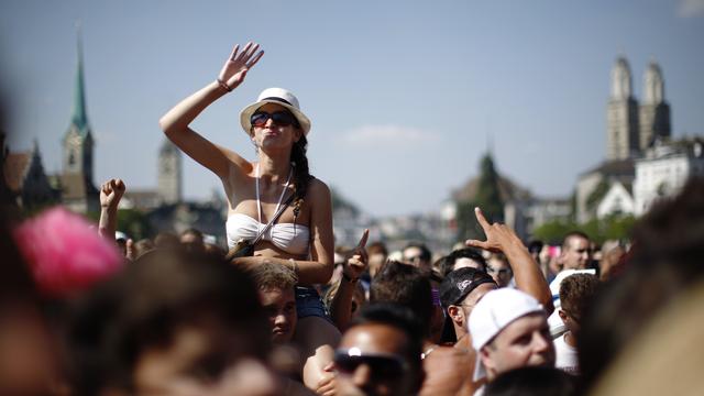 Le 11 août 2012, les rues de Zurich sont envahies par des centaines de milliers de danseurs pour la 21e Street Parade. [Michael Buholzer]