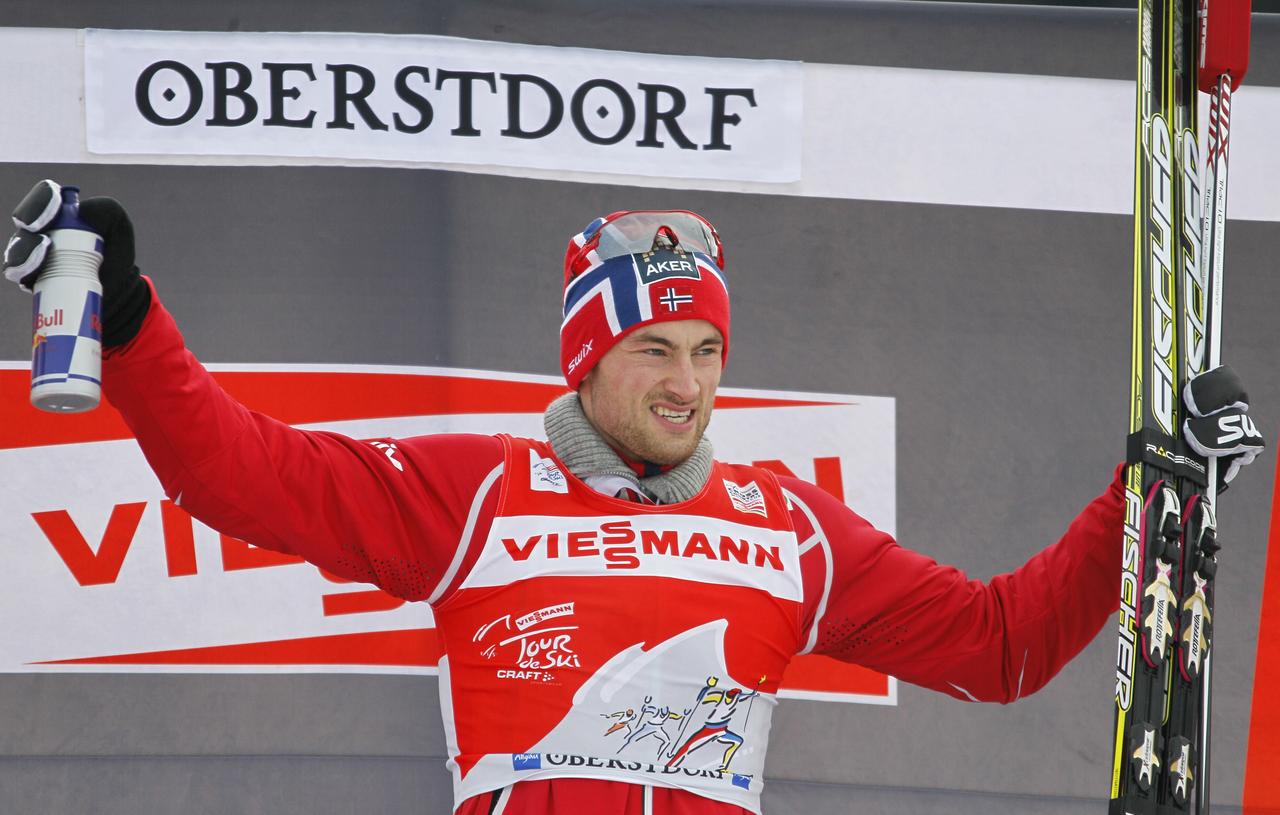 Northug a avalé ses concurrents dans la dernière courbe et la dernière ligne droite. [REUTERS - Wolfgang Rattay]