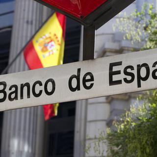 Le drapeau espagnol flotte à proximité de la Banque d'Espagne, à Madrid. [Paul Hanna]