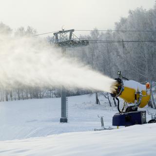 Les canons à neige ont sauvés bon nombre de stations de moyenne altitude cette saison. [Aikon]