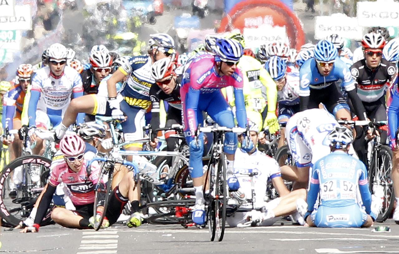 Comme d'autres coureurs, le maillot rose s'est retrouvé au sol lors de l'emballage final. [REUTERS - � Stefano Rellandini / Reuters]