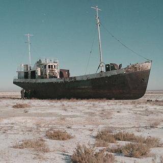 La mer d'Aral, un lac salé partagé entre le Kazakhstan et l'Ouzbékistan, était dans les années 1960 le quatrième plus grand lac au monde. En 2005, elle avait perdu trois quarts de sa superficie en raison du détournement de deux fleuves pour la production de coton. La salinité des eaux en a été multipliée, tuant quasiment toute forme de vie. Des épaves de navires se retrouvent parfois à des dizaines de kilomètres des côtes. [STR]