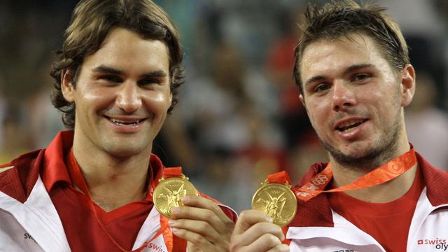 Pékin 2008, Roger Federer et Stanislas Wawrinka, médaillés d'or en tennis dans le double masculin. Le numéro un mondial a en revanche toujours manqué le rendez-vous olympique en simple, échouant au 4e rang à Sydney en 2000. [KEYSTONE - Elise Amendola]